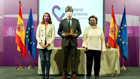 El director del hospital Padre Menni, Carlos Victor Pajares, recoge el Distintivo 'Igualdad en la Empresa'