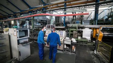 Varios trabajadores durante su jornada laboral.