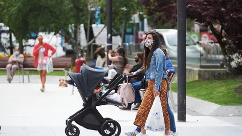 Transe&uacute;ntes pasean por calles de Santander. Archivo