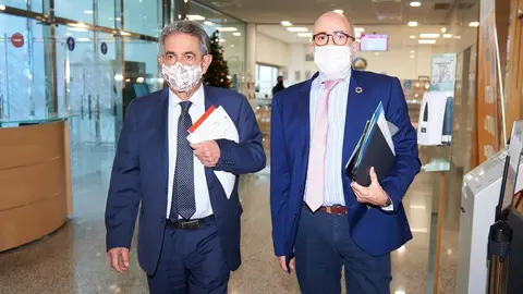 Miguel &Aacute;ngel Revilla y Miguel Rodr&iacute;guez, presidente de Cantabria y consejero de Sanidad