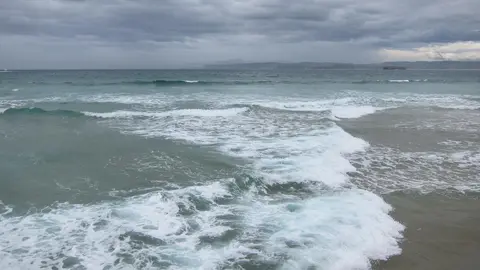 Oleaje y cielo nuboso en Santander