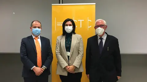 El rector de la Universidad Europea del Atl&aacute;ntico, Rub&eacute;n Calder&oacute;n; el presidente de CITICAN, Jes&uacute;s Arzamendi; y la directora del CTC, Beatriz Sancristobal
