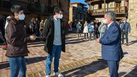 Revilla en el rodaje de 'Dos vacas y una burra' en Li&eacute;rganes