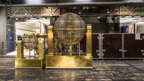 Llegada De Los Bombos Del Sorteo Extraordinario De Navidad Al Teatro Real De Madrid.