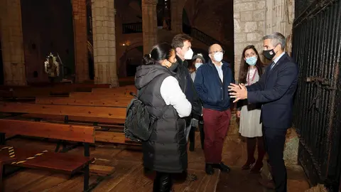 El vicepresidente Pablo Zuloaga en la Iglesia de Santa Mar&iacute;a de los &Aacute;ngeles de San Vicente de la Barquera