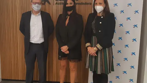 El presidente de COERCAN, Miguel Cuerno, la directora general de Comercio del Gobierno regional, Odette &Aacute;lvarez, y Celia Torio, de Caixabank