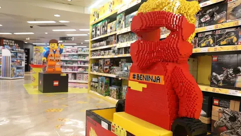 Un mu&ntilde;eco gigante de piezas adorna la secci&oacute;n de jugueter&iacute;a infantil del Corte Ingl&eacute;s 