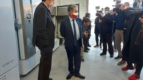 El presidente de Cantabria, Miguel &Aacute;ngel Revilla, y el consejero de Obras P&uacute;blicas, Jos&eacute; Luis Gochicoa, en el Puerto de Laredo con los ultracongeladores para la vacuna del COVID-19