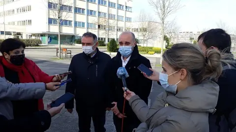 El portavoz de IU y portavoz adjunto de Unidas Podemos en el Congreso de los Diputados, Enrique Santiago, junto al coordinador de IU Cantabria, Israel Ruiz Salm&oacute;n, en una visita a la UC