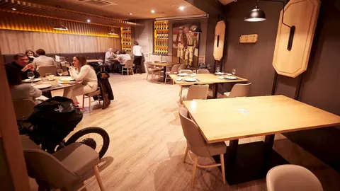 Interior del restaurante El Burladero, en Pamplona, Navarra (Espa&ntilde;a)