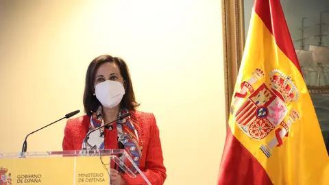 La ministra de Defensa, Margarita Robles durante el acto de imposici&oacute;n de  la medalla 'Balmis' a los altos mandos militares