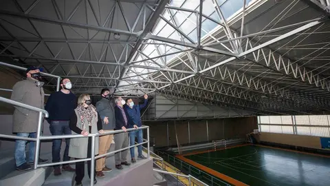 Autoridades del Ayuntamiento de Camargo visitan el pabell&oacute;n deportivo de Revilla