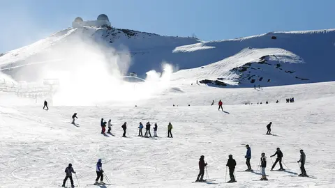 Esquiadores  con mascarillas en la estaci&oacute;n de esqu&iacute; de Sierra Nevada  