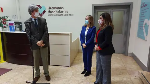 Ana Pastor con Mar&iacute;a Jos&eacute; S&aacute;enz de Buruaga en el centro Padre Menni de Santander