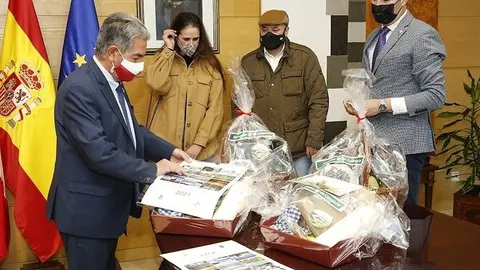 09:45.- Gobierno de Cantabria
Foto con el ganador del concurso de la ODECA.
