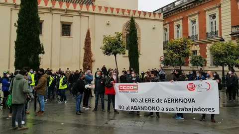 Concentraci&oacute;n para pedir la retirada de los ERE en Aernnova