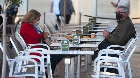 Consumidores de terrazas, bares y cafeter&iacute;as de M&aacute;laga portan sus mascarillas ante la obligatoriedad  por parte de la Junta de Andaluc&iacute;a de pon&eacute;rselas  mientras no se est&eacute; consumiendo. M&aacute;laga a 26 de octubre 2020
