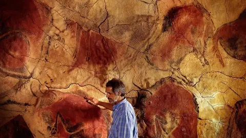 Pedro Saura Ramos en la r&eacute;plica de Altamira