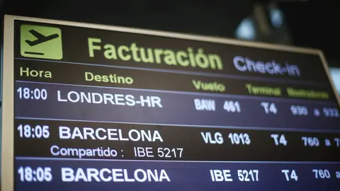 Panel de vuelos en la terminal T4 del Aeropuerto Adolfo Su&aacute;rez Madrid-Barajas,  