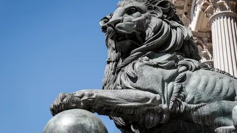 Uno de los emblem&aacute;ticos leones que se encuentran delante de la fachada del Congreso de los Diputados