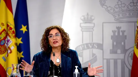 La ministra portavoz y de Hacienda, Mar&iacute;a Jes&uacute;s Montero, comparece en rueda de prensa posterior al Consejo de Ministros celebrado en Moncloa, en Madrid (Espa&ntilde;a), a 15 de diciembre de 2020.