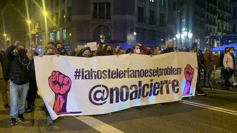 Unos 800 trabajadores del sector hostelero y ocio nocturno catal&aacute;n se concentran en la plaza Sant Jaume de Barcelona en protesta contra las restricciones aplicadas a causa del Covid-19, el 21 de diciembre de 2020.