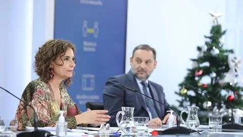 La ministra portavoz y de Hacienda, Mar&iacute;a Jes&uacute;s Montero, y el ministro de Transportes, Movilidad y Agenda Urbana, Jos&eacute; Lu&iacute;s &Aacute;balos, comparecen en rueda de prensa posterior al Consejo de Ministros en Moncloa, Madrid (Espa&ntilde;a), a 22 de diciembre de 2020.