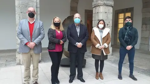 El coordinador de Cs Cantabria, F&eacute;lix &Aacute;lvarez (i), y el diputado Diego Mara&ntilde;&oacute;n (d) se re&uacute;nen con integranntes de la plataforma 'M&aacute;s Plurales'