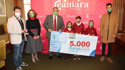 Entrega de la recaudaci&oacute;n del proyecto 'Pantallas solidarias'