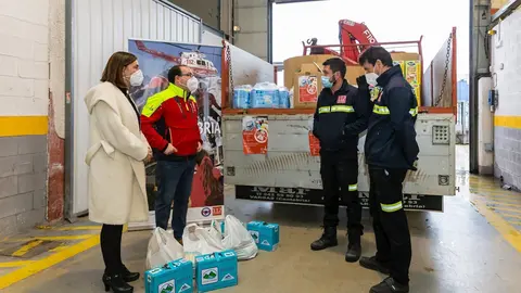 La consejera de Presidencia, Interior, Justicia y Acci&oacute;n Exterior, Paula Fern&aacute;ndez, asiste al t&eacute;rmino de la campa&ntilde;a de recogida de alimentos realizada por los bomberos del 112