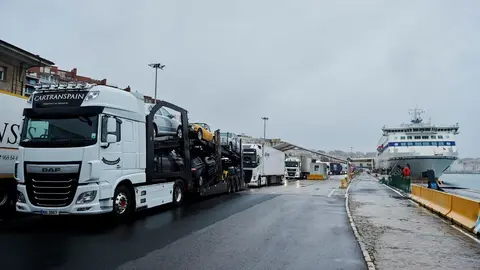Camiones procedentes del ferry de Portsmouth a su llegada a Santander