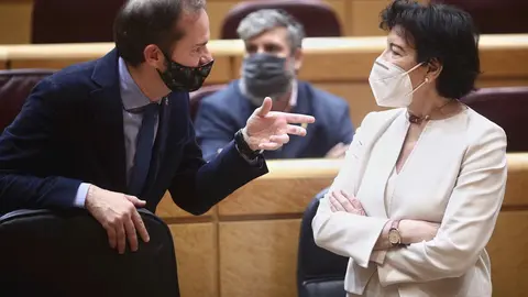 El senador del PSC, Jos&eacute; Manuel de la Vega mantiene una conversaci&oacute;n con la ministra de Educaci&oacute;n, Isabel Cela&aacute;, en el Senado