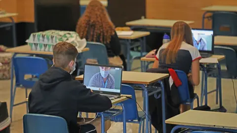 Alumnos atienden desde su ordenador clases virtuales impartidas en el Colegio &Aacute;baco, en Madrid (Espa&ntilde;a)