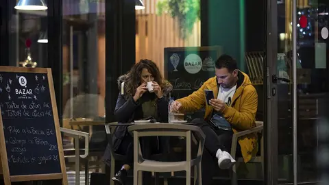 Dos personas en la terraza de un bar