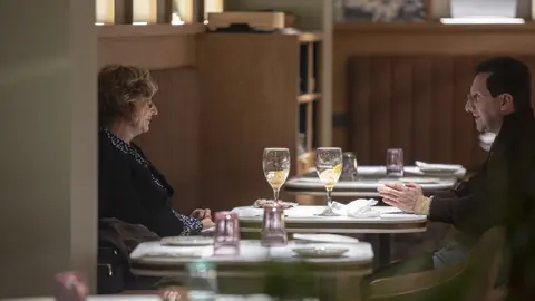 Dos personas cenan en un restaurante.