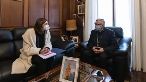 La consejera de Presidencia se re&uacute;ne con el obispo de Santander