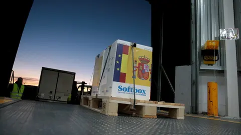 Llegan las primeras dosis de la vacuna contra el COVID-19 a Espa&ntilde;a, en Guadalajara (Castilla-La Mancha, Espa&ntilde;a) a 26 de diciembre de 2020. El cami&oacute;n que las transportaba desde B&eacute;lgica ha llegado al almac&eacute;n de Guadalajara a las 07:29 de este s&aacute;bado.