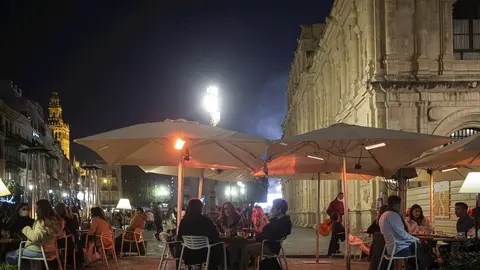 Varias personas en la terraza de un bar