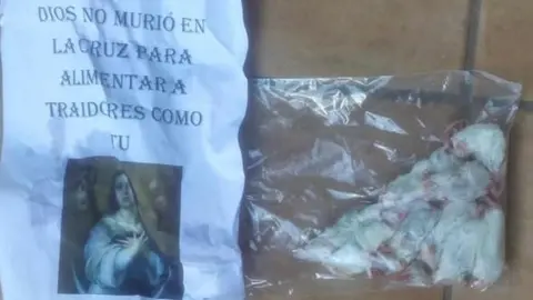 Carteles con insultos y bolsas de ratas muertas depositadas en la iglesia protestante Nueva Vida