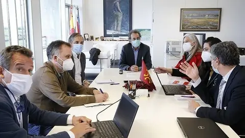 El consejero de Innovaci&oacute;n, Industria, Transporte y Comercio, Francisco Mart&iacute;n, se re&uacute;ne con representantes de Hergom.
22 DIC 20