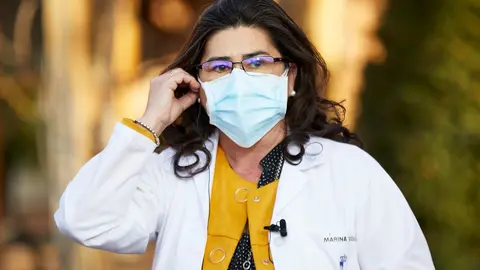 La directora de la residencia Los Olmos, donde se inicia la vacunaci&oacute;n contra el COVID-19 en Espa&ntilde;a, en Guadalajara (Castilla La-Mancha, Espa&ntilde;a), a 27 de diciembre de 2020. Las primeras dosis de la vacuna desarrollada por los laboratorios Pfizer y BioNtec