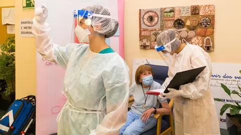 12:00. CAD de Cueto. Inicio de la vacunaci&oacute;n contra la COVID-19. Mar&iacute;a Dolores Zuluriaga (72 a&ntilde;os) 27 de diciembre de 2020 &copy; Ra&uacute;l Lucio