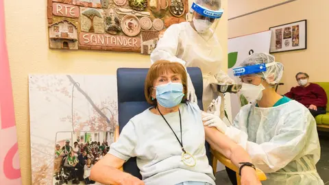 12:00. CAD de Cueto. Inicio de la vacunaci&oacute;n contra la COVID-19. Mar&iacute;a Dolores Zuluriaga (72 a&ntilde;os) 27 de diciembre de 2020 &copy; Ra&uacute;l Lucio