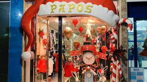 Escaparate de un comercio adornado por Navidad