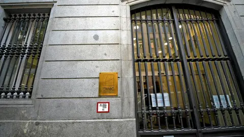 Placa identificativa y entrada al edificio de la CNMC, en Madrid (Espa&ntilde;a)