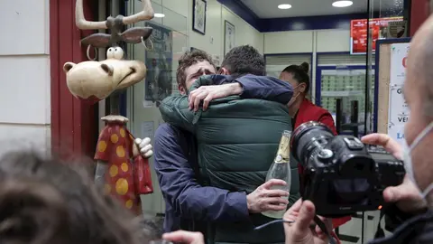 Clientes y loteros de la administraci&oacute;n de loter&iacute;a situada en la Calle Comercio, 21, en la que se ha repartido parte del n&uacute;mero 52472 correspondiente al Tercer Premio del Sorteo Extraordinario de Loter&iacute;a de Navidad 2020, en Toledo