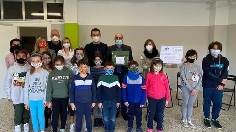 Entrega recaudaci&oacute;n mercadillo CEIP Costa Quebrada para Servicios Sociales