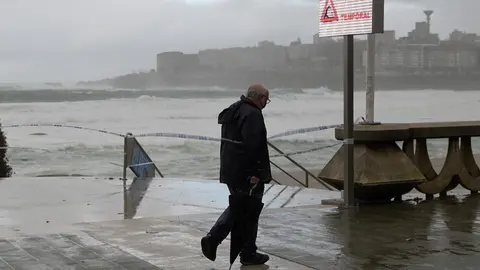 Un hombre en la Playa de Riazor durante un temporal costero en A Coru&ntilde;a, Galicia (Espa&ntilde;a), a 4 de diciembre de 2020. La Direcci&oacute;n Xeral de Emerxencias e Interior de la Vicepresidencia Primera de la Xunta ha elevado a roja la alerta por temporal costero en