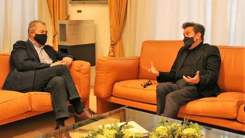 El presidente del Parlamento, Joaqu&iacute;n G&oacute;mez, recibe en su despacho al presidente del Consejo Evang&eacute;lico de Cantabria, el pastor Julio Garc&iacute;a Celorio