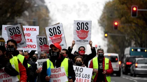 Hosteleros gallegos en su llegada a Madrid para pedir ayudas para la hosteler&iacute;a  